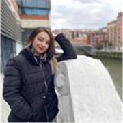 Profesora que imparte clases particulares a niños/as de todas las edades