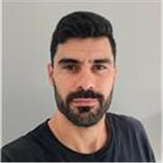 Offro lezioni di Capoeira, un'arte marziale brasiliana che coinvolge l'espressione corporea, la musica e il combattimento.