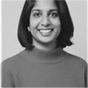 Profesora titulada con doctorado en inglés, con más de 15 años dando clases en el aula a estudiantes de habla hispana.