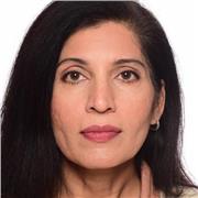 Englisch und Biologie Lehrkraft, der SchülerInnen aller Schulklassen unterricht.