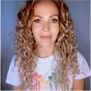 Apta para todas las edades de artes escénicas. 