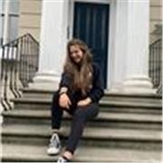 Studentessa universitaria aiuta ragazzi e adulti ad imparare le lingue