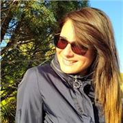 Insegnante di letteratura italiana impartisce lezioni private per studenti di scuola elementare e medie