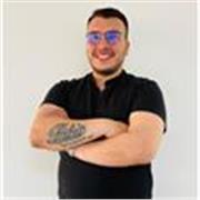 Profesor de apoyo escolar enfocado en el aprendizaje de inglés para grupos de diferentes edades