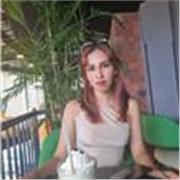 Profesora de inglés imparte clases de inglés a todas las edades