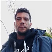 Profesor de natación ofrece cursos a niños/as de todas las edades