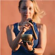 Profesora de hatha yoga con enfoque biomecánico