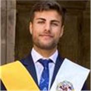 Profesor especialista en educación física y rendimiento deportivo así como maestro de Educación Primaria 