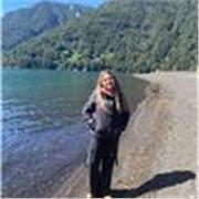 Estudiante de ingeniería que ayuda a niños pequeños en matemáticas