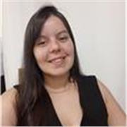 Profesora de español da clases a niños de todas las edades