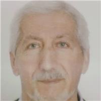Ex laureando in scienze delle informazioni, impartisce lezioni di matematica