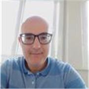 Professeur particulier donne cours à des élèves de primaire