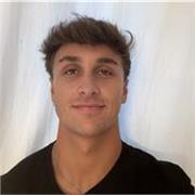 Entrenador de niños pequeños con capacidad para tratarlos 