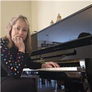 Profesora de Piano y Lenguaje musical para todas las edades. Idioma castellano e Inglés. Con experiencia y formación además en terapias artísticas