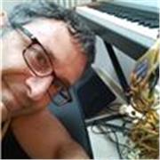 Sono un saxofonista di lunga esperienza (nella musica pop, rock, blues, soul, jazz) e da diversi anni impartisco lezioni private