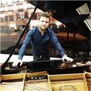 Pianista concertista classico e jazz, tastierista, diplomato all'Accademia della Scala, pianista per grandi teatri Italiani insegnante al liceo musicale, impartisce lezioni private di pianoforte ad allievi di tutte le età e livelli. Dai 6 ai 96 anni!