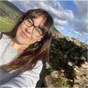 Soy una persona muy atenta, implicada y paciente, con habilidad para explicar materias y técnicas de manera más comprensible.