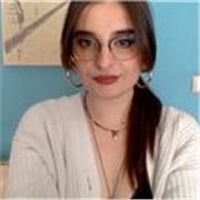 Profesora de Filosofía y Lenguas en Reus, especializada en alumnos de primaria, ESO, bachillerato y universitarios.