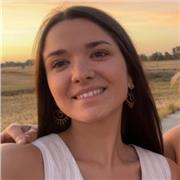 Me defino como una persona alegre y paciente, doy clases totalmente personalizadas tanto para primaria como para extranjeros que quieran aprender español