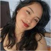 Profesora de inglés imparte clases de inglés básico a niños de todas las edades