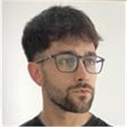 Profesor de español imparte clases a niños de todas las edades