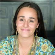 Profesora de inglés imparte clases a alumnos de todas las edades hasta 2° de bachillerato