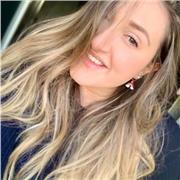 Dottoressa in Biologia impartisce lezioni a studenti di liceo scientifico