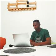 Professeur d'anglais et de français à domicile et aime aider les élèves.