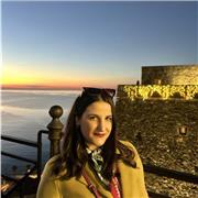 Studentessa di lingue impartisce aiuto con i compiti di inglese