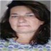 Profesora titulada de español y con más de 25 años de experiencia en contextos universitarios e internacionales.