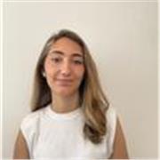 Estudiante del grado de  estudios ingleses . Con experiencia cuidando niños y dando clases particulares de inglés a adolescentes.
