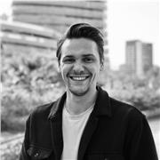 Privater Englischlehrer bietet online und vor Ort Nachhilfe an.