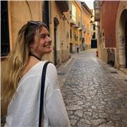 Deutsch-Lehrerin, die Schülerinnen und Schüler aller Altersklassen und Sprachniveaus unterstützt