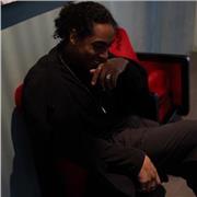 25 anni ma con una discreta esperienza, lavoro a tempo pieno nelle arti visive, specializzato in art direction, ritratti e musica