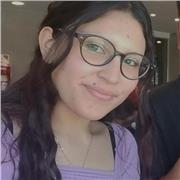 Profesora de ingles enseña a niños y adolescentes