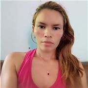 Niñera ayudando con las tareas escolares