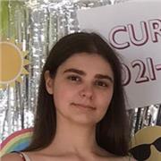 Estudiante da clases de refuerzo de idiomas, biología, matemáticas y química