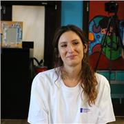 Profesora de yoga titulada ofrece clases de castellano, catalán e inglés. Y astrología