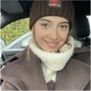 Studentessa con Certificazione Cambridge English C1 Advanced insegna Italiano