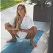 Prof de yoga depuis 2 ans (15 ans de pratique). Cours en anglais : Vinyasa & Yin, en ligne ou en présentiel. 