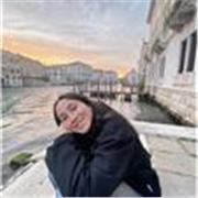 Profesora políglota con experiencia en la enseñanza de idiomas. Clases dinámicas basadas en la enseñanza práctica del idioma.