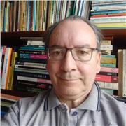 Profesor mas de 25 años de experiencia y centrado en el progreso del estudiante, no en la materia