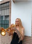 Profesora de lenguaje musical, instrumentos de metal, especialmente trompeta y tuba. Simpática, cercana, educada y profesional