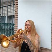 Profesora de lenguaje musical, instrumentos de metal, especialmente trompeta y tuba. Simpática, cercana, educada y profesional