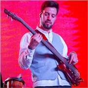 profesor de bajo eléctrico enfocado en la enseñanza inicial y el desarrollo musical progresivo, con un enfoque didáctico, práctico