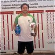 Profesor Nacional de Tenis Nivel III por la RFET, y Graduado en CAFD. Clases para todos los niveles y edades