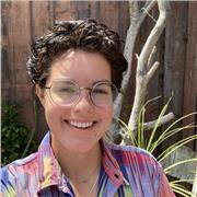 Profesora de inglés y arte, imparte clases a niños de todas las edades