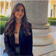 Studentessa universitaria impartisce lezioni private per ragazzi di scuole elementari e medie