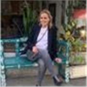 Profesora divertida y alegre para todas las edades