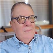 Laureato con il massimo dei voti in storia medievale nel 2001 alla Sapienza di Roma. Mai insegnato ,ma vorrei provare